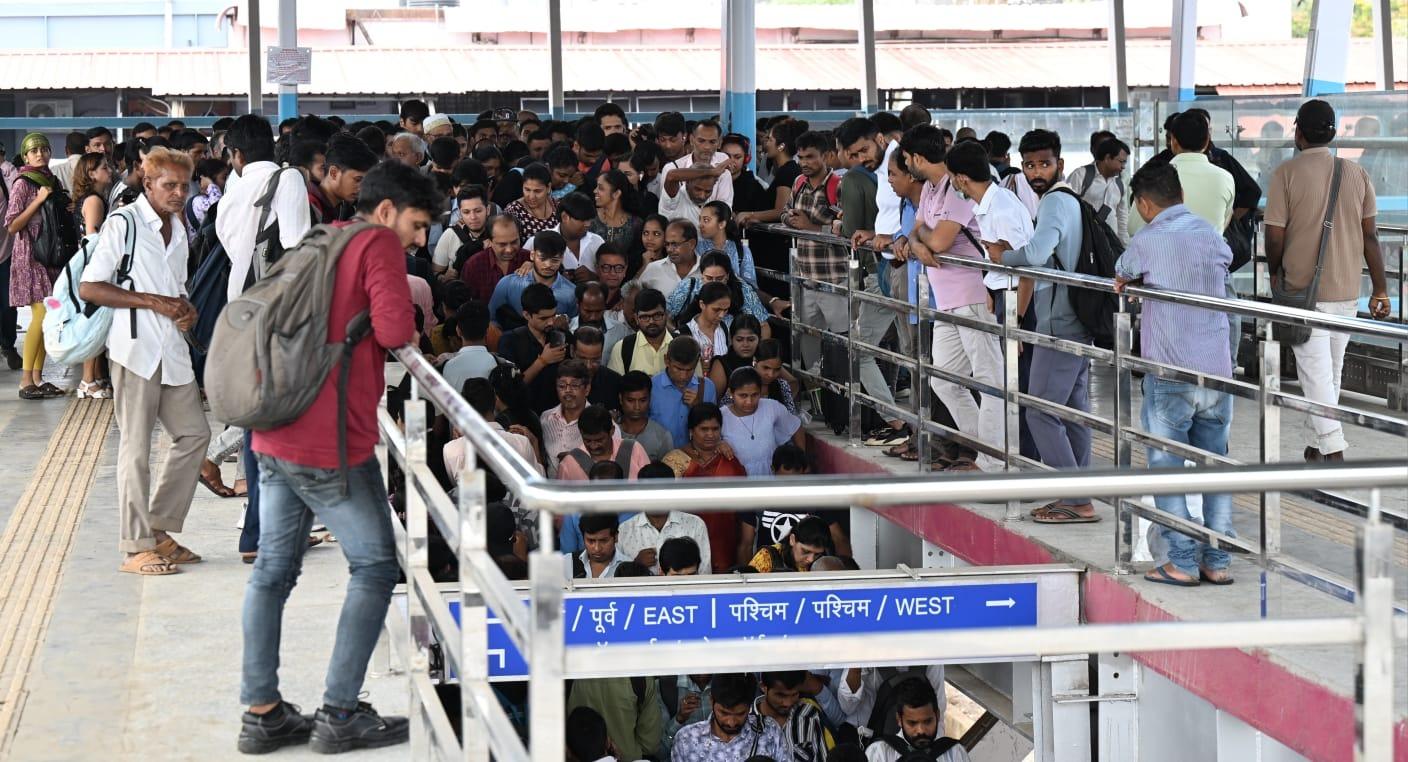 भारी भीड़ की वजह से यात्रियों को पैदल चलने के लिए सामान्य रास्ता मिलना मुश्किल हो गया और स्थिति नियंत्रण से बाहर हो गई. 