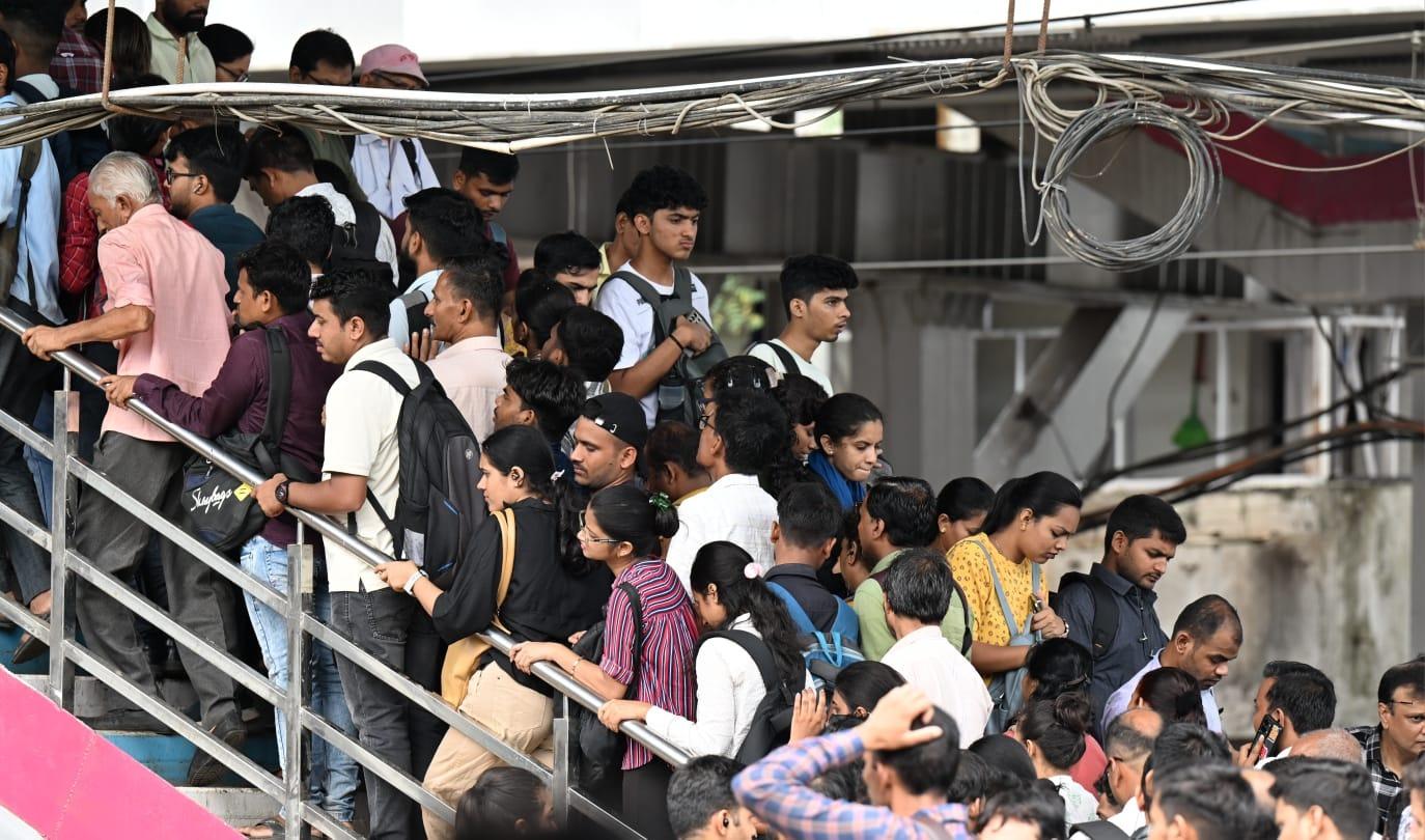 इस बीच, प्रशासन को चाहिए कि वह यात्री सुरक्षा को सर्वोच्च प्राथमिकता देते हुए फुटओवर ब्रिज के निर्माण के दौरान वैकल्पिक रास्ते या अस्थायी पुल का निर्माण करे. 