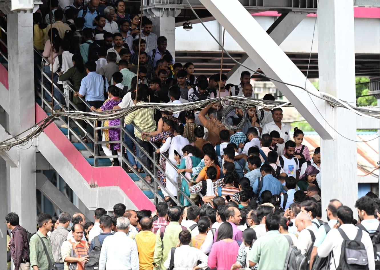 कांदिवली स्टेशन की इस विकट परिस्थिति को जल्द से जल्द सुधारने की आवश्यकता है, वरना यह समस्या और गंभीर रूप ले सकती है.