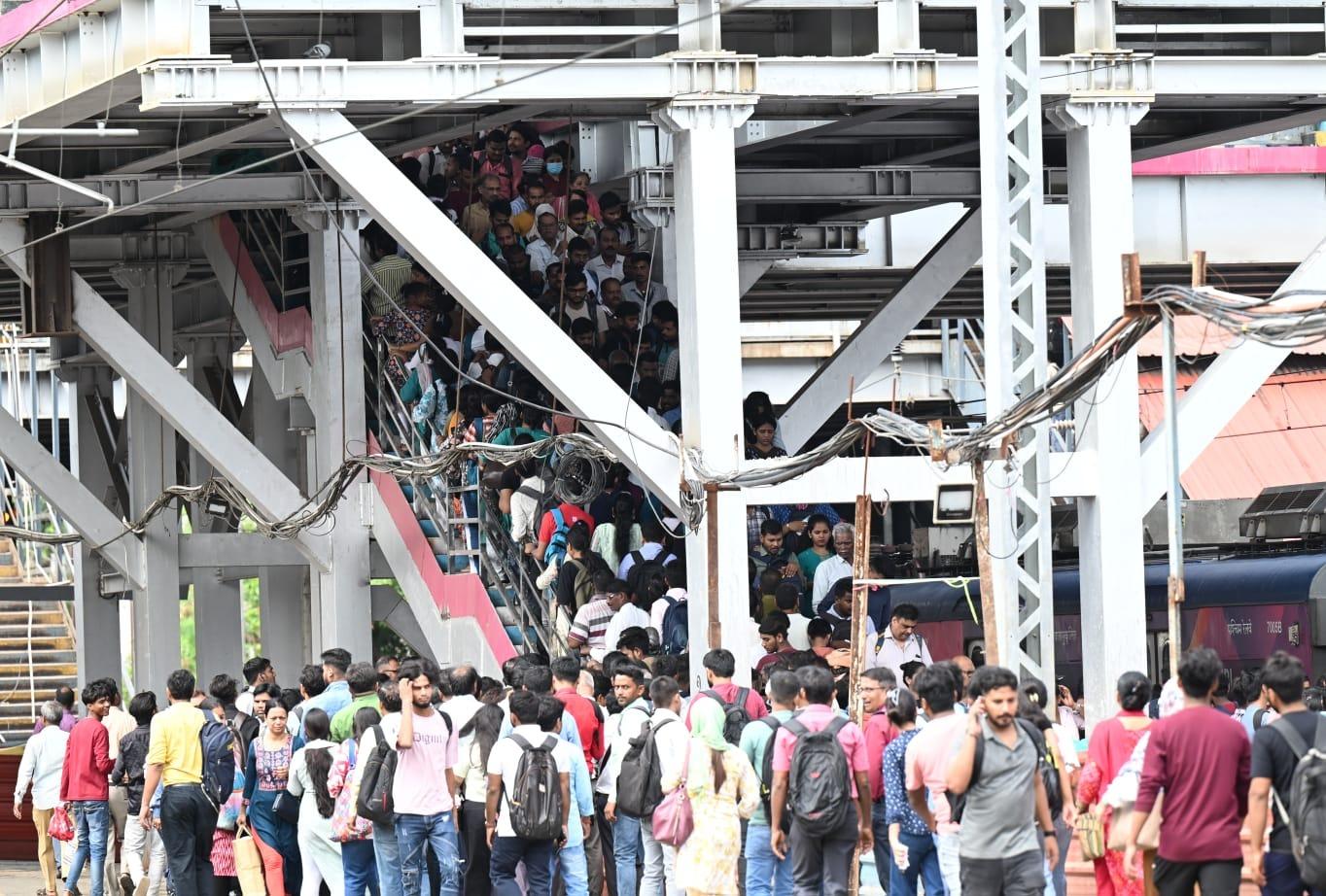 कांदिवली स्टेशन के इस हालात ने साफ कर दिया है कि भीड़ प्रबंधन और वैकल्पिक मार्ग उपलब्ध कराने में भारी कमी है. 