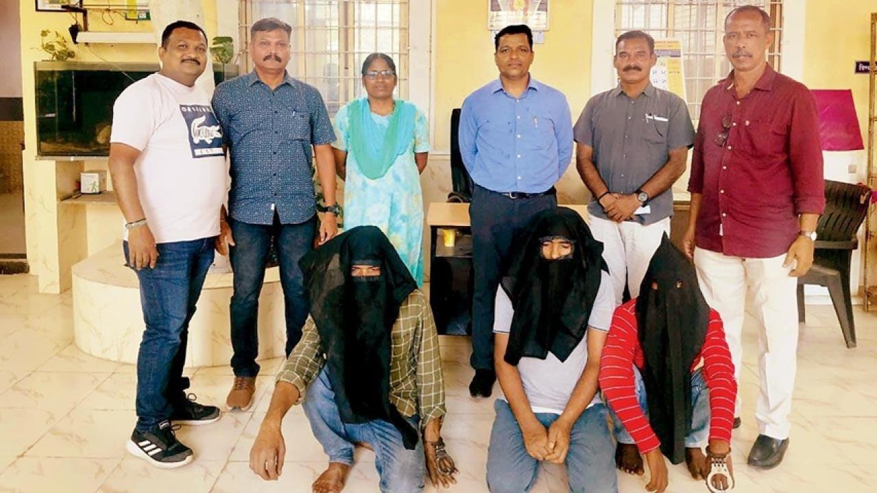 तीनों गिरफ्तार ठगों के साथ क्राइम ब्रांच यूनिट 12 की टीम