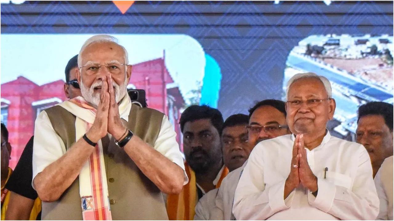 पीएम मोदी और सीएम नीतीश कुमार. तस्वीरें/पीटीआई