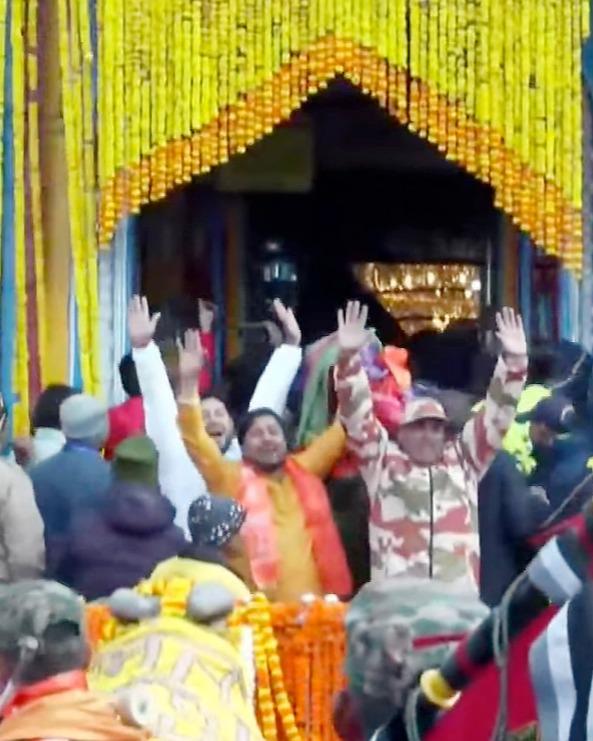 बीकेटीसी (बद्रीनाथ-केदारनाथ मंदिर समिति) के अधिकारियों ने बताया कि इस बार मंदिर को 54 किस्मों के 108 क्विंटल फूलों से सजाया गया था, 
