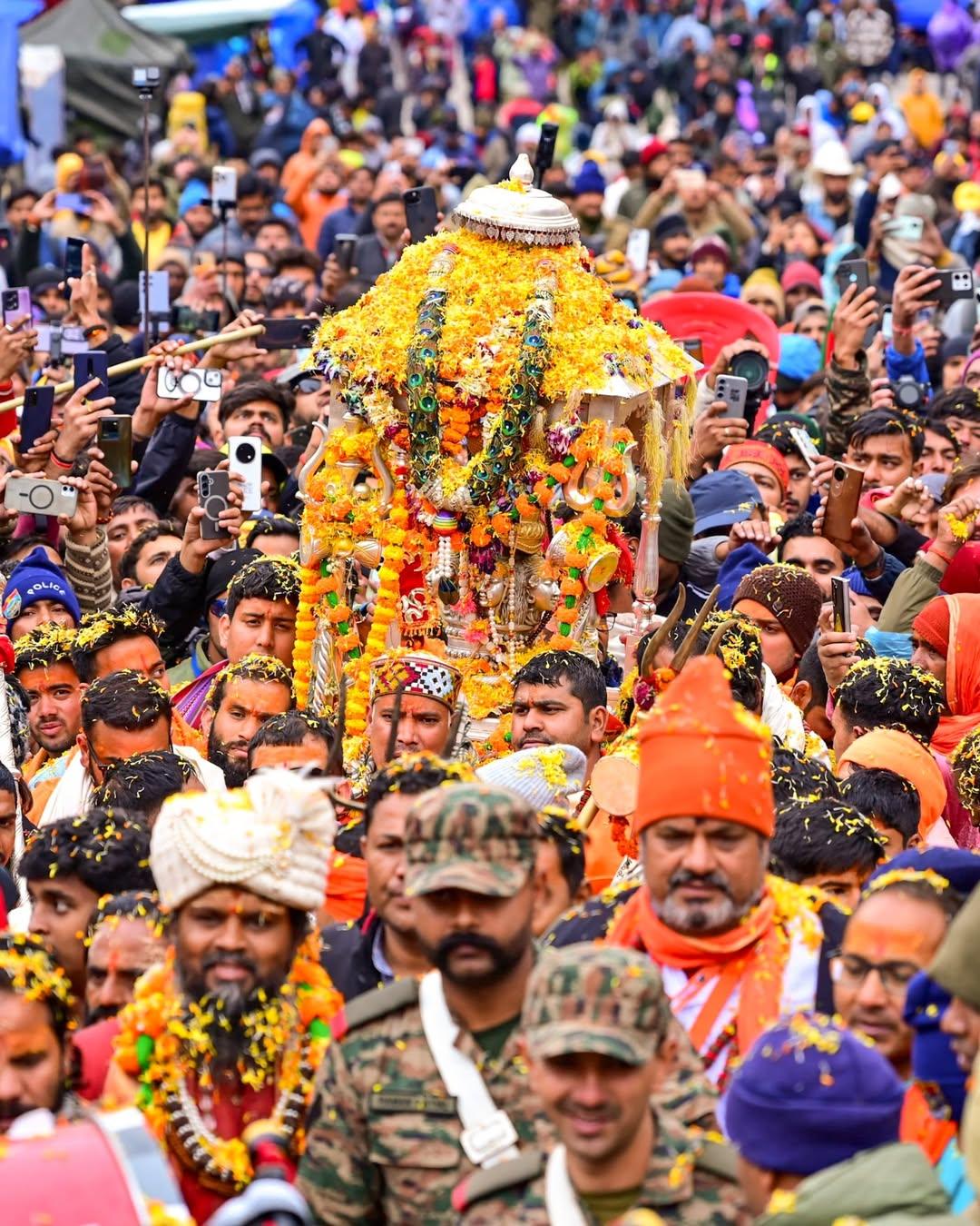 हर साल सर्दियों में यह मंदिर बंद रहता है और गर्मियों के महीनों में भक्तों के लिए खोला जाता है. 