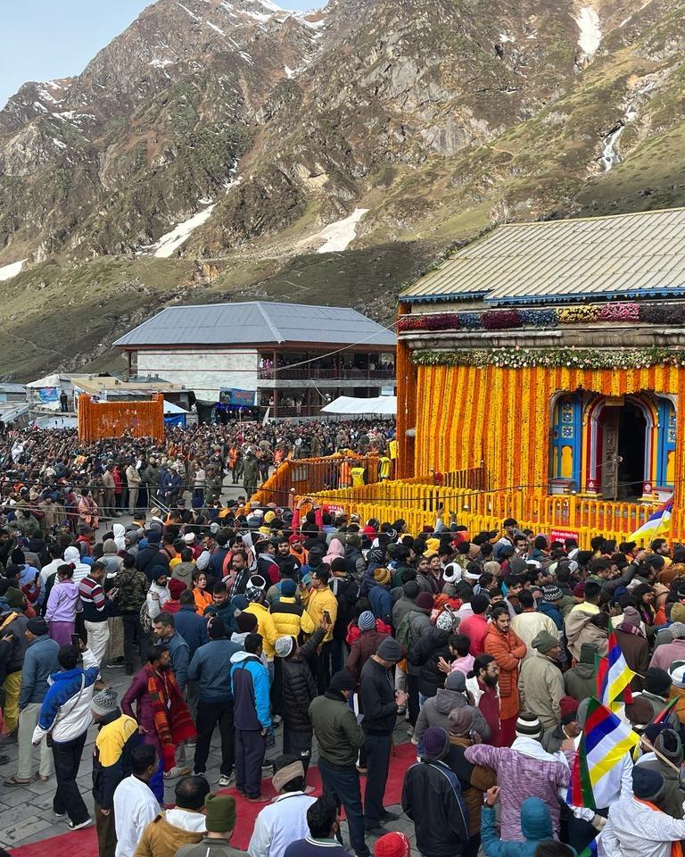 इस साल भी, केदारनाथ धाम में भक्तों की भारी भीड़ उमड़ी, जो इस पवित्र यात्रा के प्रति अपनी आस्था और श्रद्धा व्यक्त करने के लिए दूर-दूर से पहुंचे.