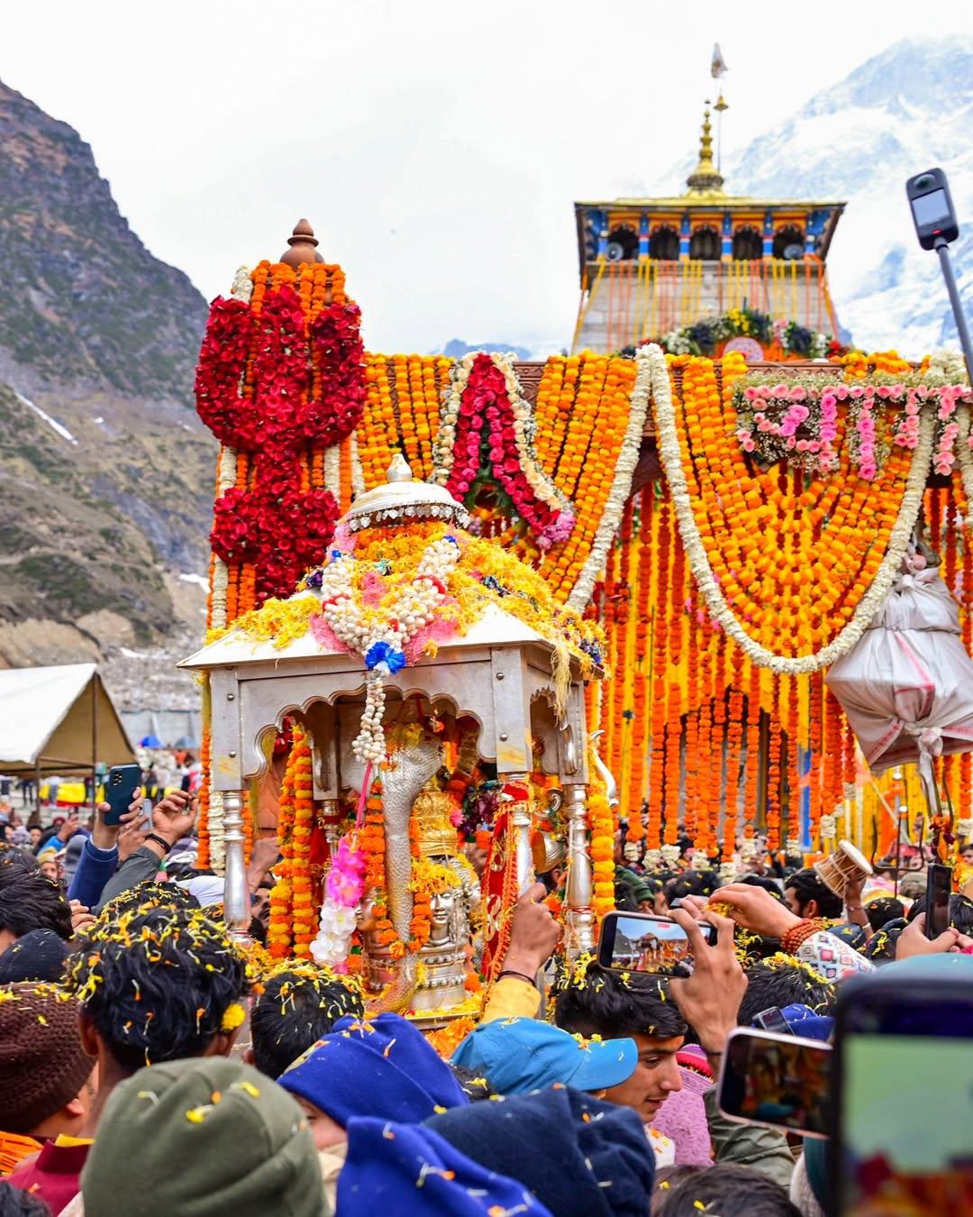 केदारनाथ मंदिर हिमालय की 11,000 फीट से अधिक ऊंचाई पर स्थित है, और इसकी भव्यता देखने के लिए हर साल लाखों श्रद्धालु यहां आते हैं. 