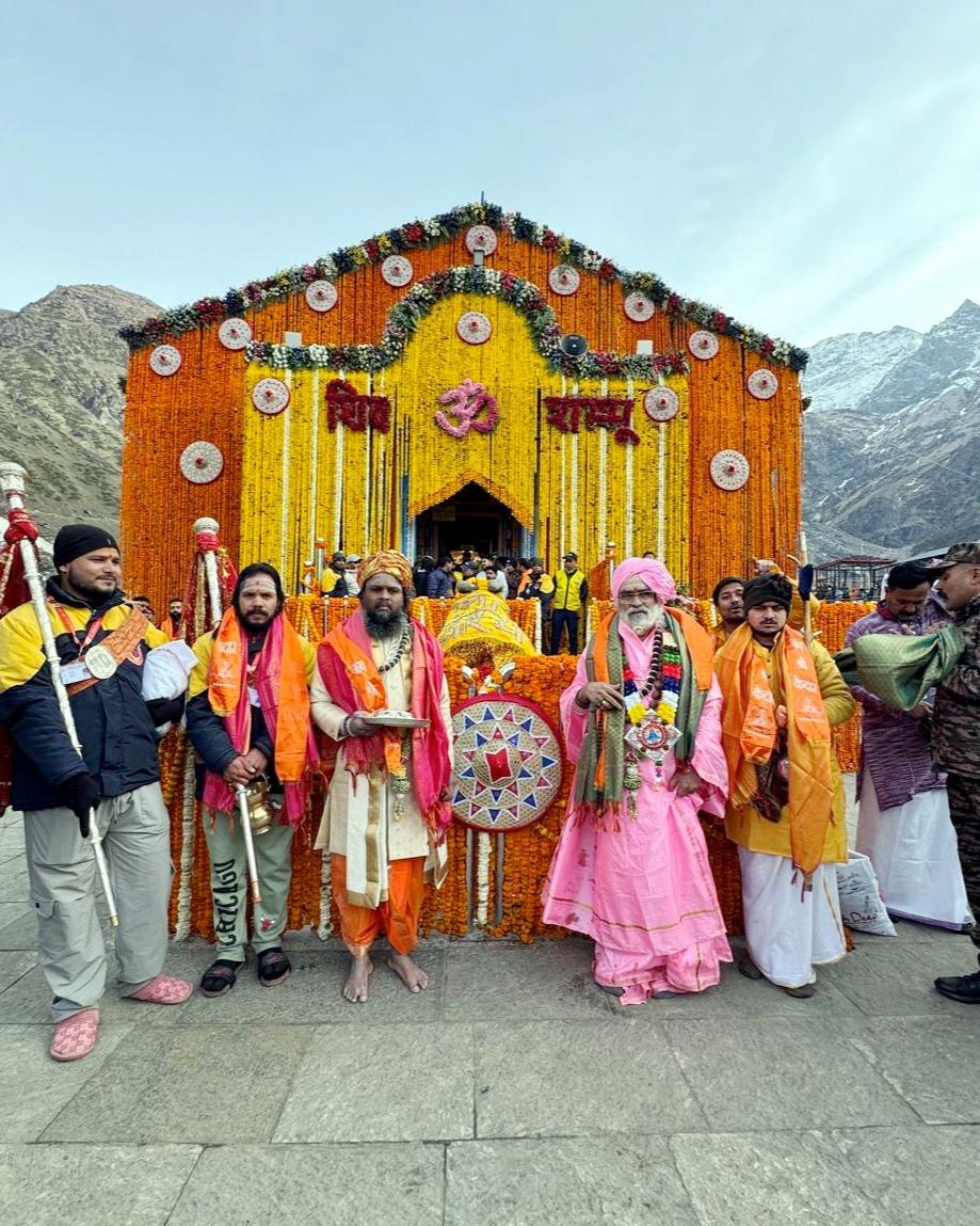 इस बार, भगवान केदारनाथ की पंचमुखी मूर्ति गुरुवार, 1 मई को मंदिर पहुंची, जिसके बाद मंदिर के कपाट खोले गए.