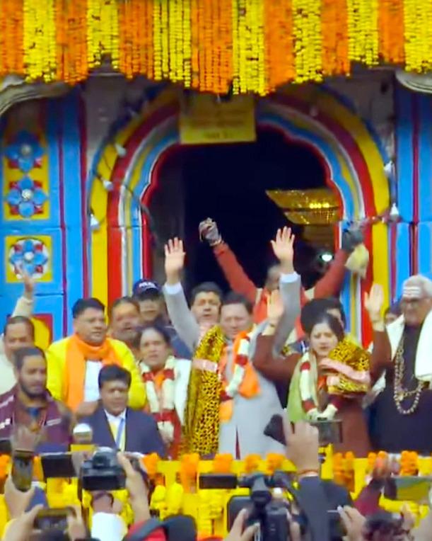 जिनमें नेपाल, थाईलैंड और श्रीलंका से लाए गए गुलाब और गेंदा के फूल प्रमुख थे.