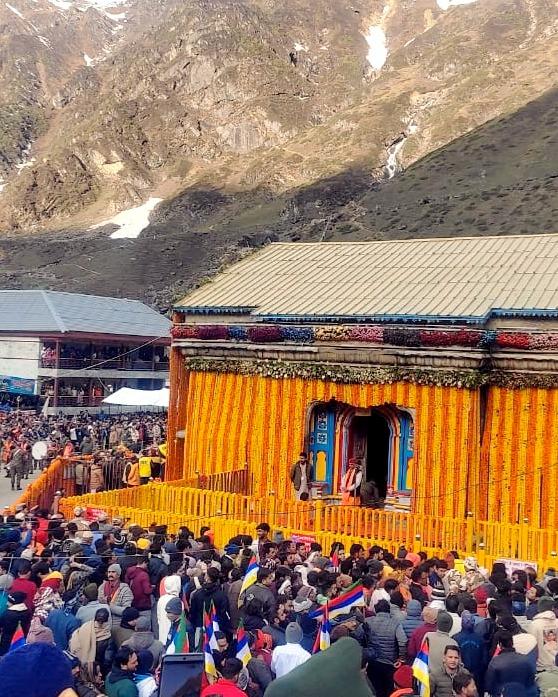 इन मंदिरों के दर्शन के लिए देश-विदेश से लाखों श्रद्धालु पहुंचते हैं, और चार धाम यात्रा के दौरान यह क्षेत्र श्रद्धा और आस्था से गुलजार हो जाता है.