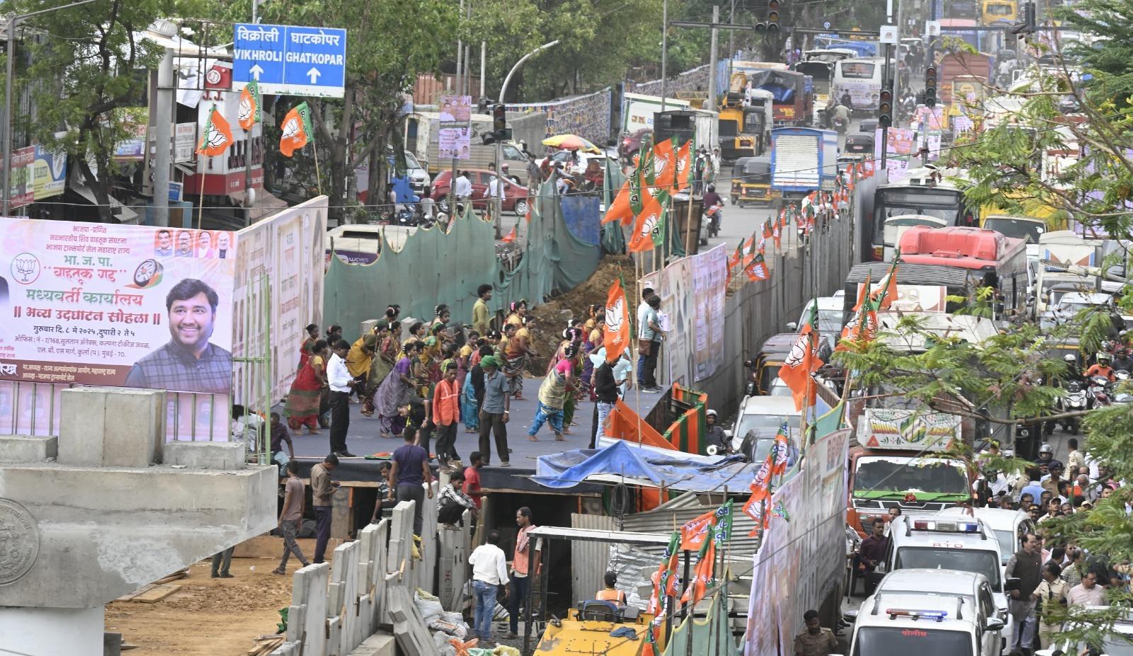 कार्यक्रम से पहले भाजपा कार्यकर्ताओं ने रैली का भी आयोजन किया, जिससे सड़क पर गाड़ियों की लंबी कतार लग गई. 