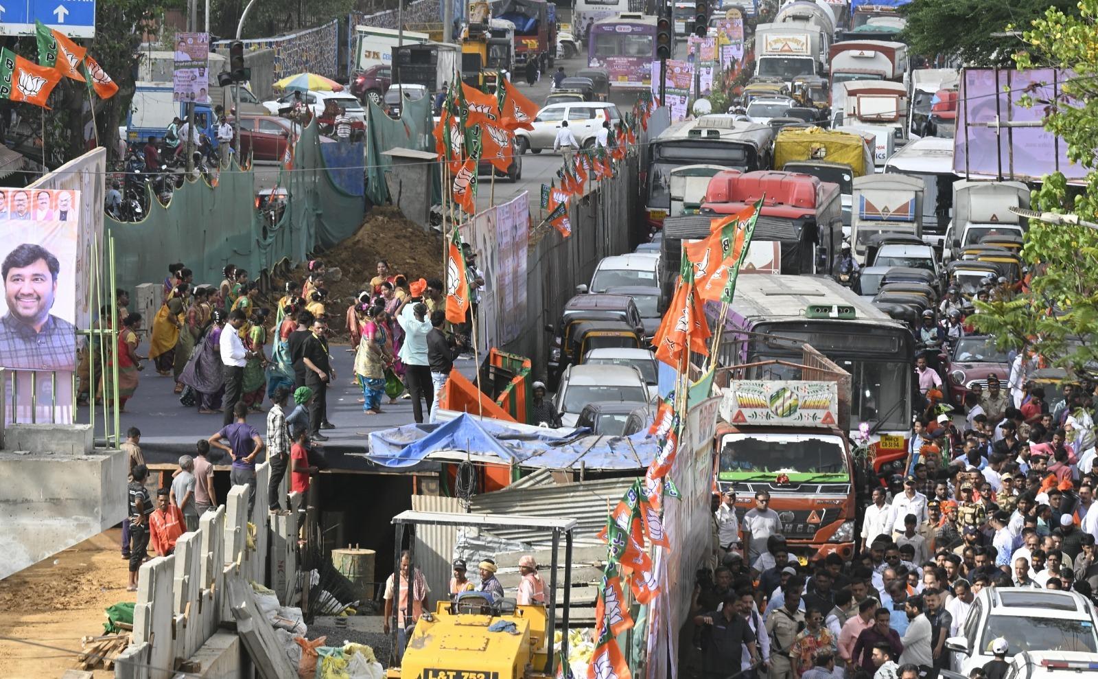 स्थानीय लोगों ने बताया कि सुबह से ही एलबीएस मार्ग पर स्थिति बिगड़ने लगी थी और जैसे-जैसे रैली आगे बढ़ी, वैसे-वैसे सड़क पर ट्रैफिक का दबाव असहनीय हो गया. 