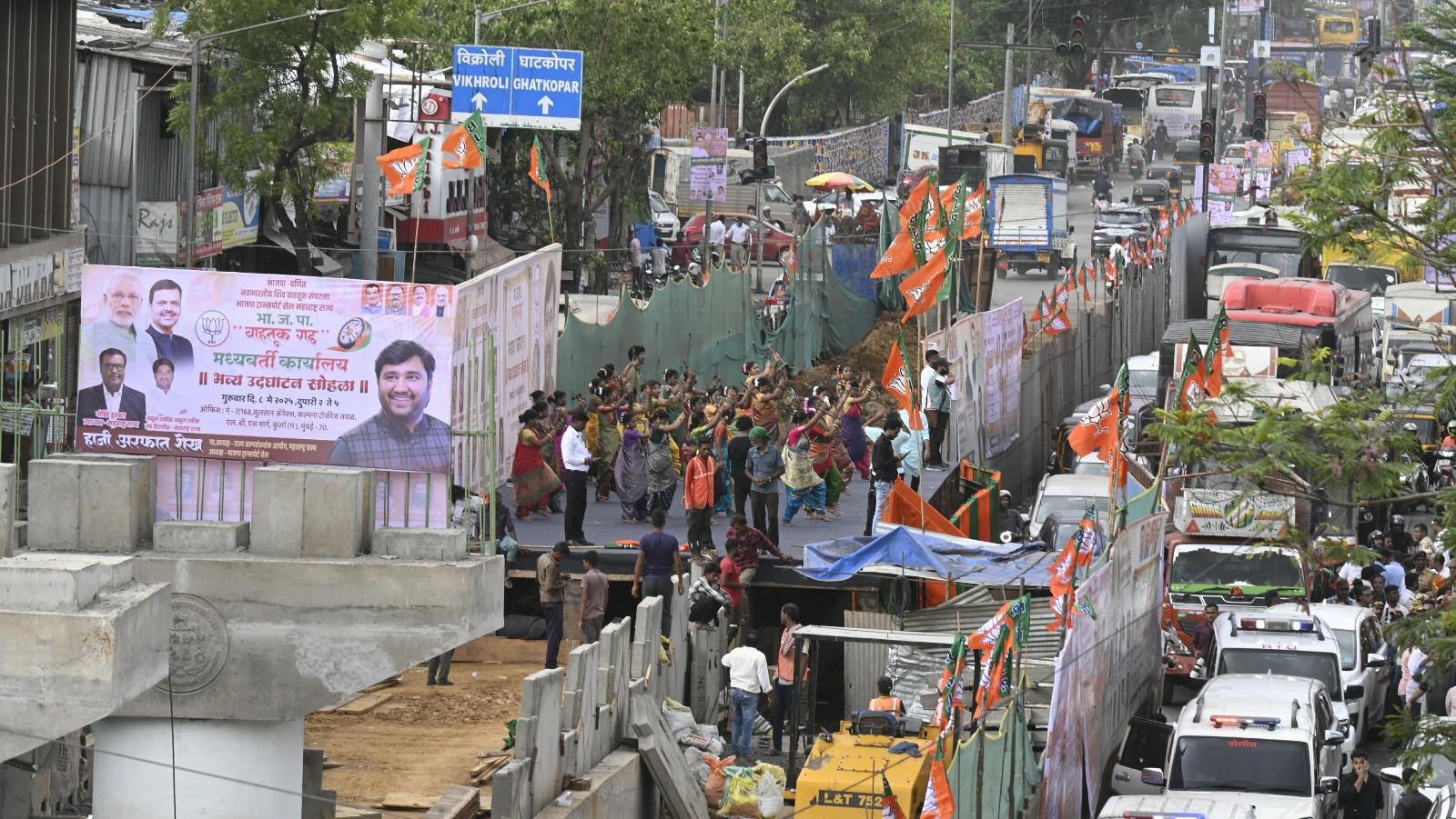 इस पूरे घटनाक्रम पर अभी तक पुलिस या प्रशासन की ओर से कोई आधिकारिक प्रतिक्रिया नहीं आई है, लेकिन नागरिकों ने सोशल मीडिया पर वीडियो और फोटो साझा कर अपनी नाराज़गी व्यक्त की है. 