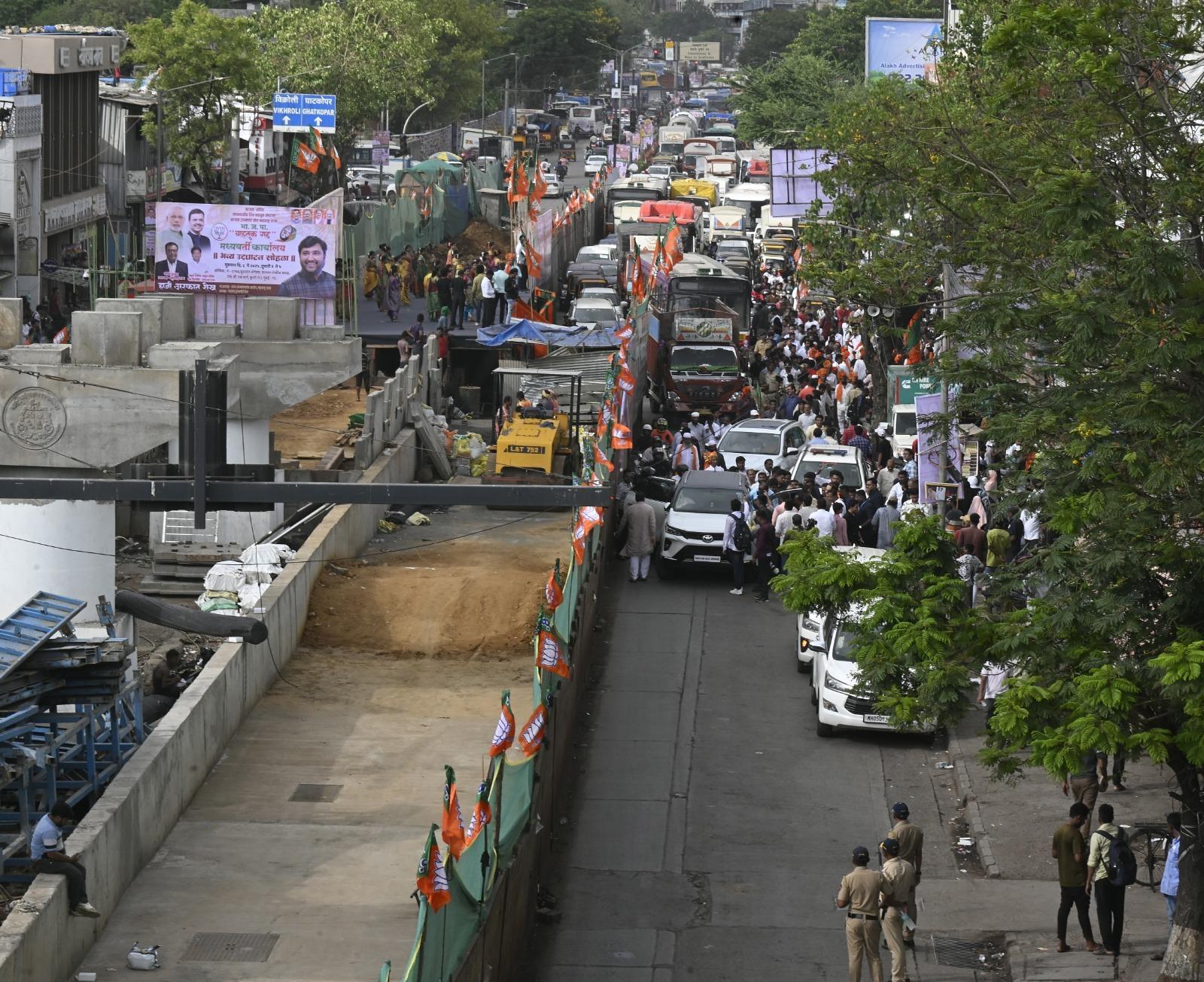वहीं, इस इलाके में स्थित विनोबा भावे नगर पुलिस चौकी के पास सड़क मरम्मत और निर्माण कार्य भी चल रहा है, जिसने ट्रैफिक की समस्या को और गंभीर बना दिया. दोनो ओर से बाधाओं के चलते यातायात व्यवस्था पूरी तरह चरमरा गई.