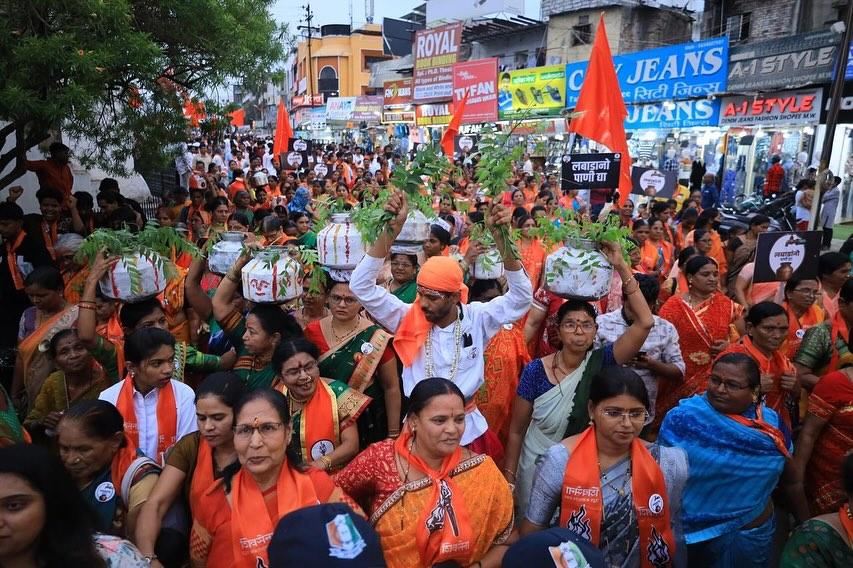 ठाकरे ने सरकार पर सांप्रदायिक राजनीति और नफरत फैलाने का आरोप लगाते हुए कहा कि नेता आपस में उलझे हुए हैं, जबकि आम जनता पानी की किल्लत से जूझ रही है.