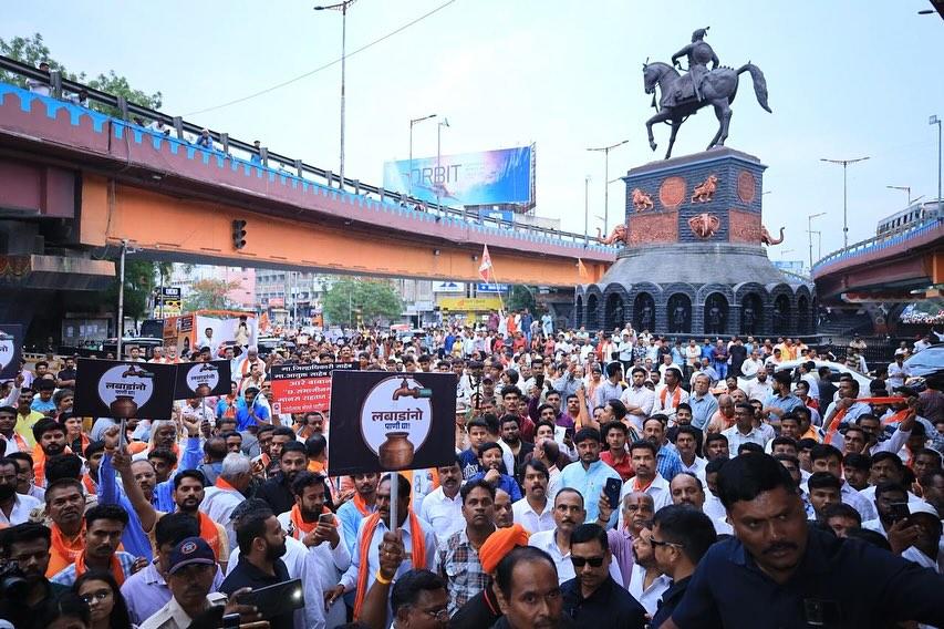 उन्होंने पुलिस और कानून व्यवस्था पर भी कटाक्ष किया और कहा कि अगर सरकार अपराध रोकना चाहती है तो पुलिस को स्वतंत्रता देनी चाहिए, लेकिन ऐसा नहीं हो रहा.