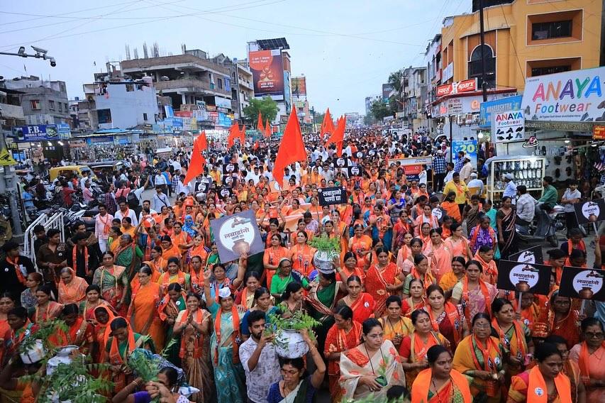 आंदोलन में शामिल कई महिलाएं खाली बर्तन लेकर नारेबाजी करती दिखाई दी. 