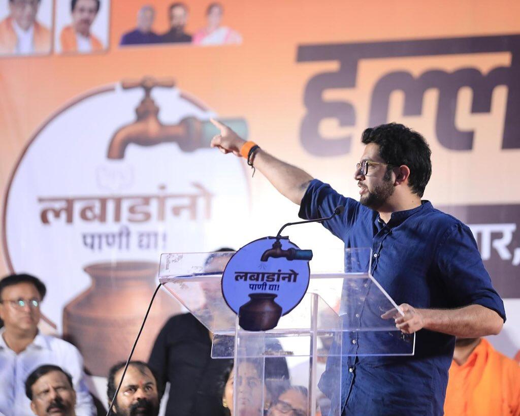 साथ ही ठाकरे ने महिलाओं और किसानों के प्रति सरकार की उदासीनता को भी घेरा. उन्होंने कहा, “यह सरकार महिलाओं को धोखा दे रही है और आत्महत्या कर चुके किसानों की विधवाओं को न्याय नहीं दे पा रही.” 