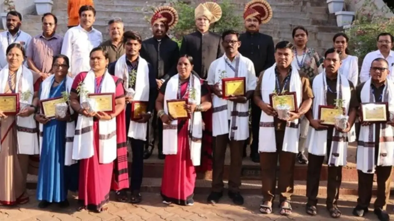 Iमहाराष्ट्र दिवस पर ठाणे में सम्मानित किए गए सफाई कर्मचारी