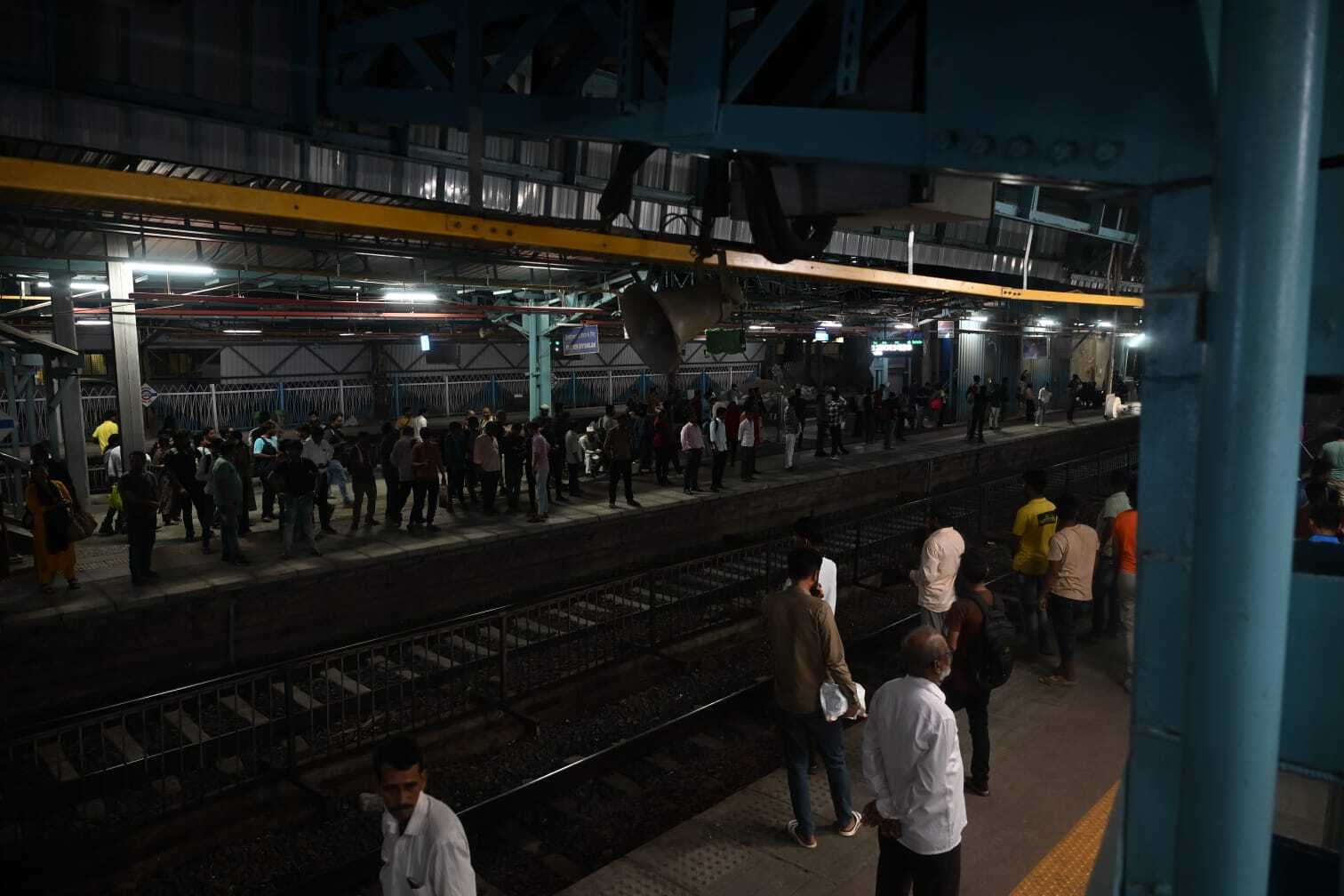 रेलवे अधिकारियों के अनुसार, ओवरहेड वायर में गिरे तार के टुकड़े ने ट्रैक पर करंट की आपूर्ति को बाधित कर दिया था, जिसके कारण ट्रेनें पूरी तरह से रोक दी गईं. 