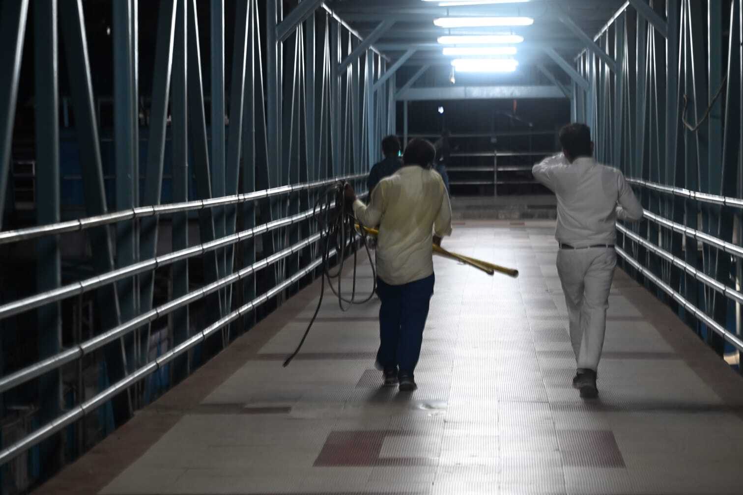 सुरक्षा को ध्यान में रखते हुए मलाड पर सभी लोकल ट्रेनों का संचालन अस्थायी रूप से रोक दिया गया. रेलवे इंजीनियरों द्वारा मरम्मत का कार्य शुरू कर दिया गया, लेकिन तकनीकी जटिलता के चलते सेवा को तुरंत बहाल कर पाना संभव नहीं हो सका.