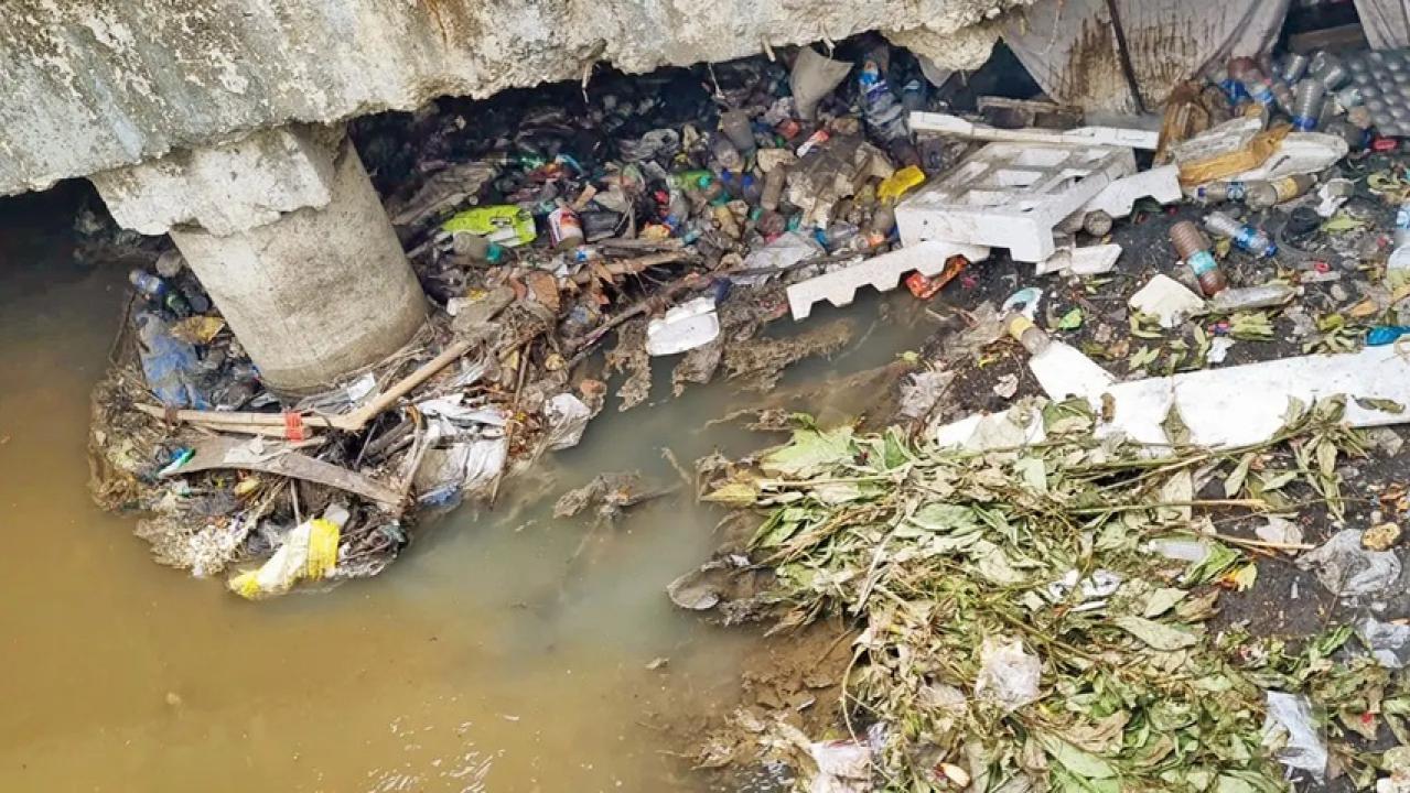 Iमरोल के स्थानीय लोगों ने बीएमसी की नाले सफाई के दावों को दी चुनौती