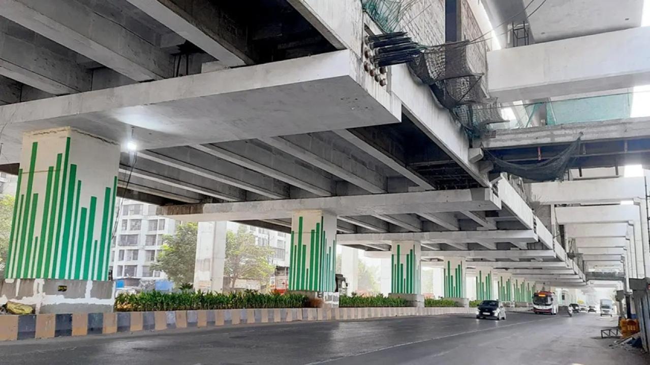 ठाणे पश्चिम में घोड़बंदर रोड से देखी गई मेट्रो ग्रीन लाइन