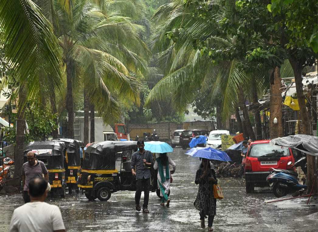 मौसम विभाग के आंकड़ों से पता चला है कि उपनगरीय सांताक्रूज़ वेधशाला ने अधिकतम 34.4 डिग्री सेल्सियस और न्यूनतम 27.9 डिग्री सेल्सियस तापमान दर्ज किया, जबकि कोलाबा वेधशाला में अधिकतम तापमान 34.2 और न्यूनतम 26.2 डिग्री सेल्सियस रहा.