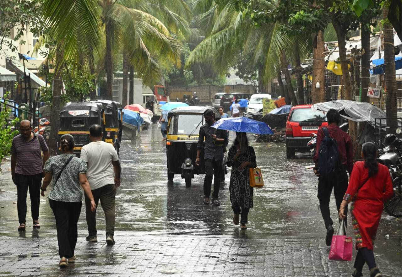 भारतीय मौसम विभाग ने अगले पांच दिनों के लिए देश के कई हिस्सों में लगातार बारिश, आंधी-तूफान और तेज़ हवाओं की संभावना जताई है. 