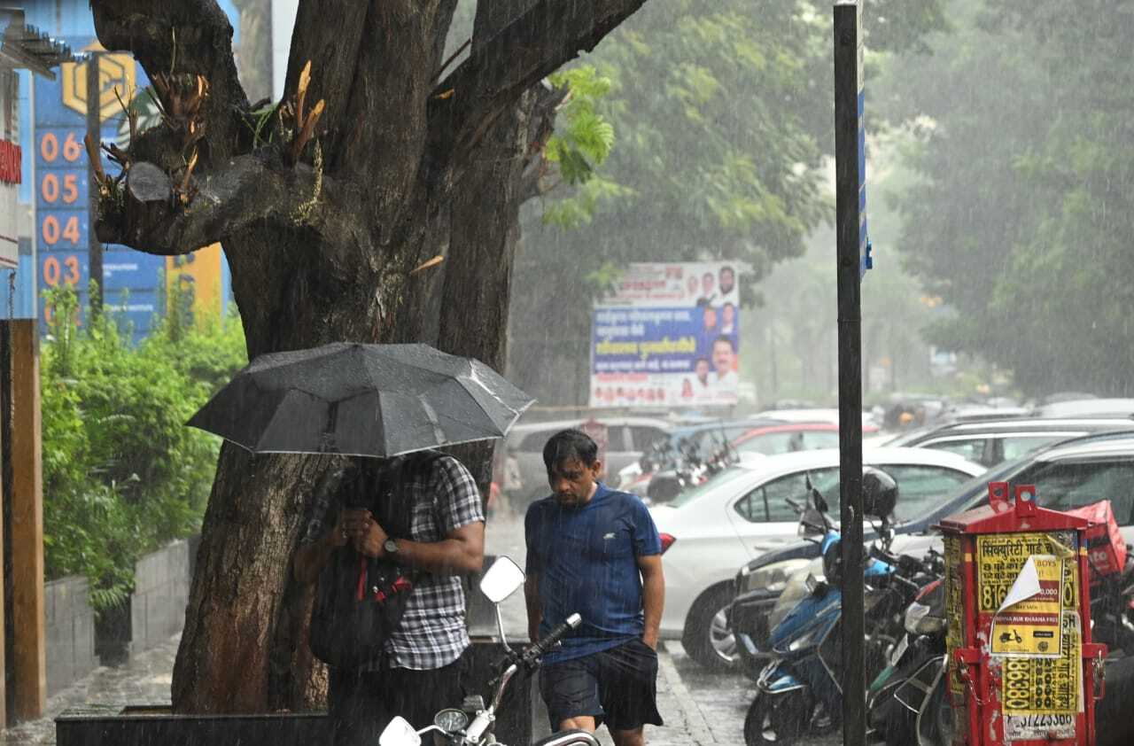 कुल मिलाकर मुंबई में बारिश के कारण उमस में कमी आई है और यह मौसम कुछ दिनों तक इसी तरह बना रहने की उम्मीद है.