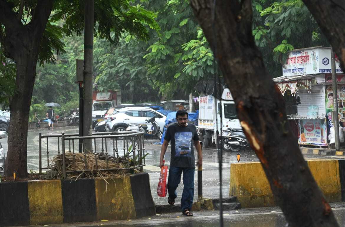 दक्षिण भारत के तमिलनाडु, केरल और कर्नाटक में भी आगामी दिनों में इसी प्रकार का खराब मौसम रहने की संभावना है. मध्य भारत में भी इसी तरह की बारिश और तूफानी गतिविधियां देखी जा सकती हैं.
