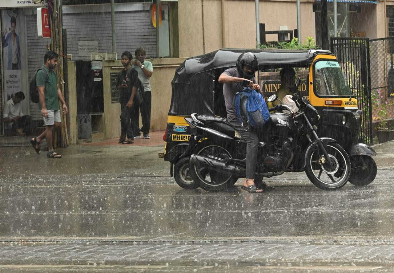 साथ ही, देश के अन्य हिस्सों में भी मौसम विभाग ने सावधानी बरतने के निर्देश दिए हैं ताकि बारिश और तूफान से होने वाले नुकसान को कम किया जा सके.
