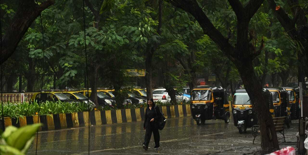 मुंबई में शनिवार को सुबह का तापमान लगभग 27 डिग्री सेल्सियस दर्ज किया गया, जबकि दिन का अधिकतम तापमान 33 डिग्री सेल्सियस तक पहुंचने का अनुमान है.