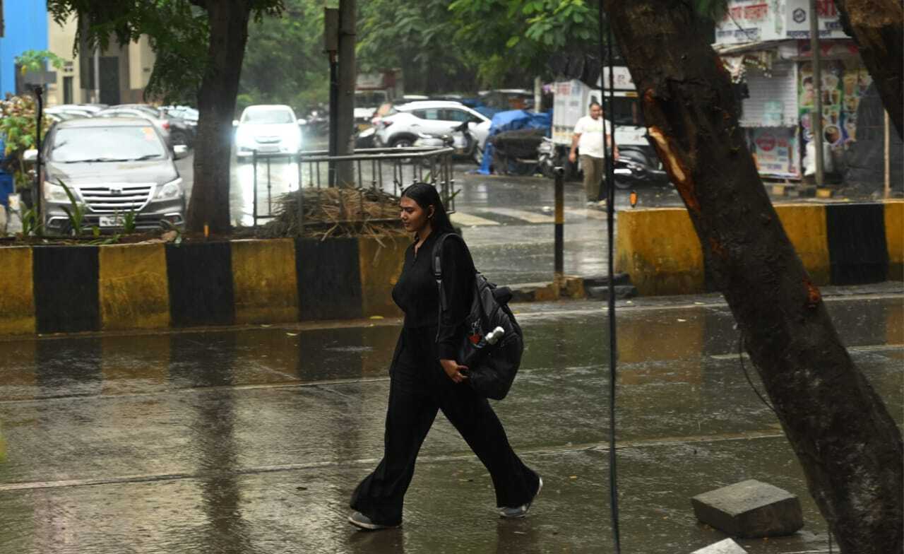 IMD के वैज्ञानिक अखिल श्रीवास्तव ने शुक्रवार को ANI से बातचीत में बताया कि दक्षिण भारत में अगले पांच दिनों तक लगातार बारिश और आंधी-तूफान के चलते भारी बारिश और तेज़ हवाओं का सामना करना पड़ सकता है. इस दौरान लोगों को सतर्क रहने की सलाह दी गई है.