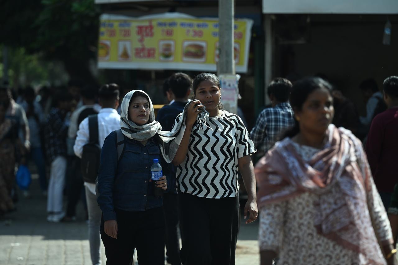 छोटे दुकानदार अपनी ठंडी चाय, शर्बत और अन्य ठंडे पेय बेचने के लिए तैयार रहते हैं, ताकि लोग थोड़ी देर के लिए भी राहत महसूस कर सकें.