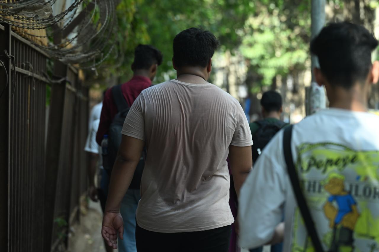 सड़कों पर चलते हुए लोग बेतहाशा पसीना बहाते हुए नजर आते हैं. गर्मी से राहत पाने के लिए लोग जगह-जगह खड़े होकर पानी पीते हैं या फिर ठंडे पेय पदार्थों की तलाश करते हैं.&nbsp;