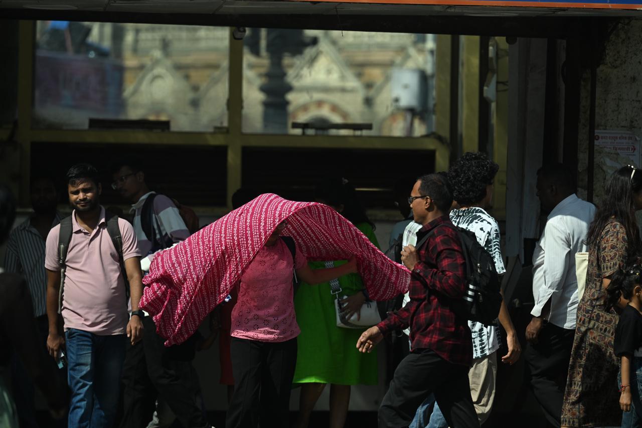कुछ लोग सिर पर टोपी या छाता लगाए हुए हैं, ताकि सूरज की तेज किरणों से बच सकें. वहीं, बहुत से लोग हाथ में पानी की बोतल लिए चलते हैं ताकि प्यास बुझा सकें और शरीर को हाइड्रेटेड रख सकें.&nbsp;