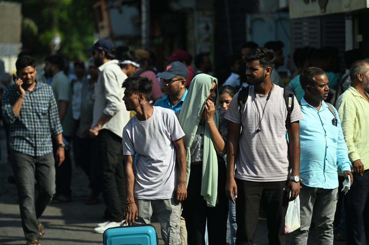इस गर्मी का असर न केवल बाहर के तापमान पर पड़ रहा है, बल्कि अंदर का वातावरण भी बेहद गर्म और उमस भरा हो चुका है.&nbsp;