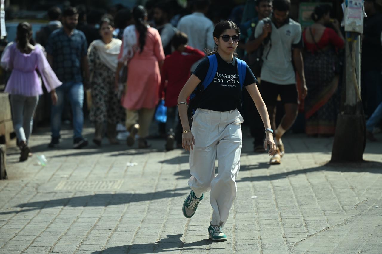 मुंबई की गर्मी, विशेष रूप से उमस भरी रातें, लोगों की नींद में खलल डाल रही हैं. रात के समय भी हवा गर्म और भारी महसूस हो रही है, जिससे लोग बेचैन होकर पंखे की हवा में राहत की तलाश करते हैं.