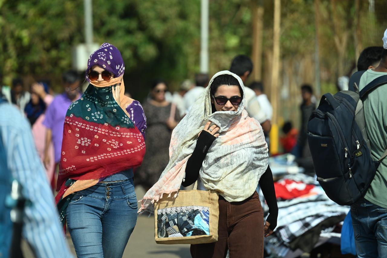 महिलाएं अपनी स्किन को सूरज की तेज धूप से बचाने के लिए दुपट्टे का इस्तेमाल करती हुई दिखाई देती हैं, जबकि बच्चे भी अपनी छोटी छतरियां लेकर चलते हैं.