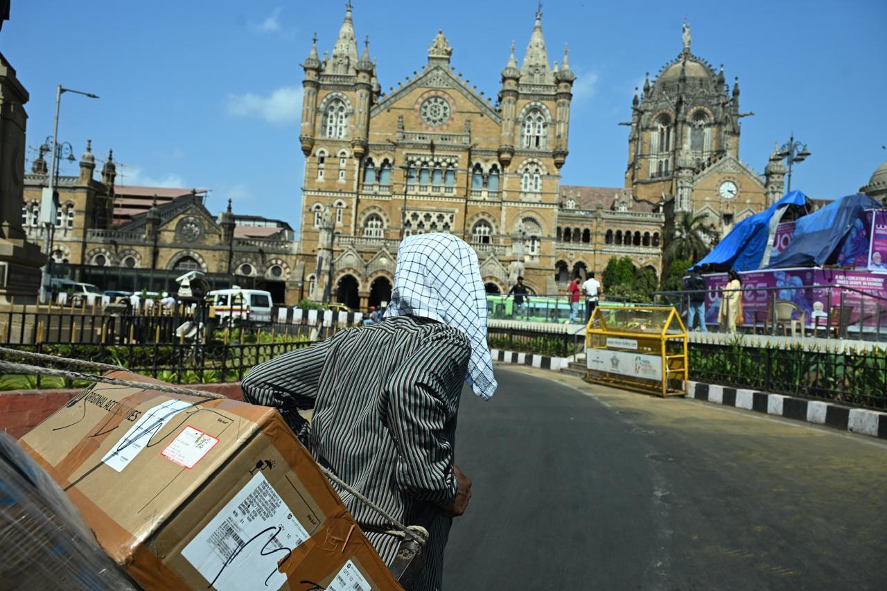 गर्मी से निपटने के लिए, लोगों को अपनी सेहत का ध्यान रखना बेहद जरूरी हो गया है. वे पानी की पर्याप्त मात्रा पिएं, हल्के कपड़े पहनें और सूरज की सीधी रोशनी से बचें.&nbsp;