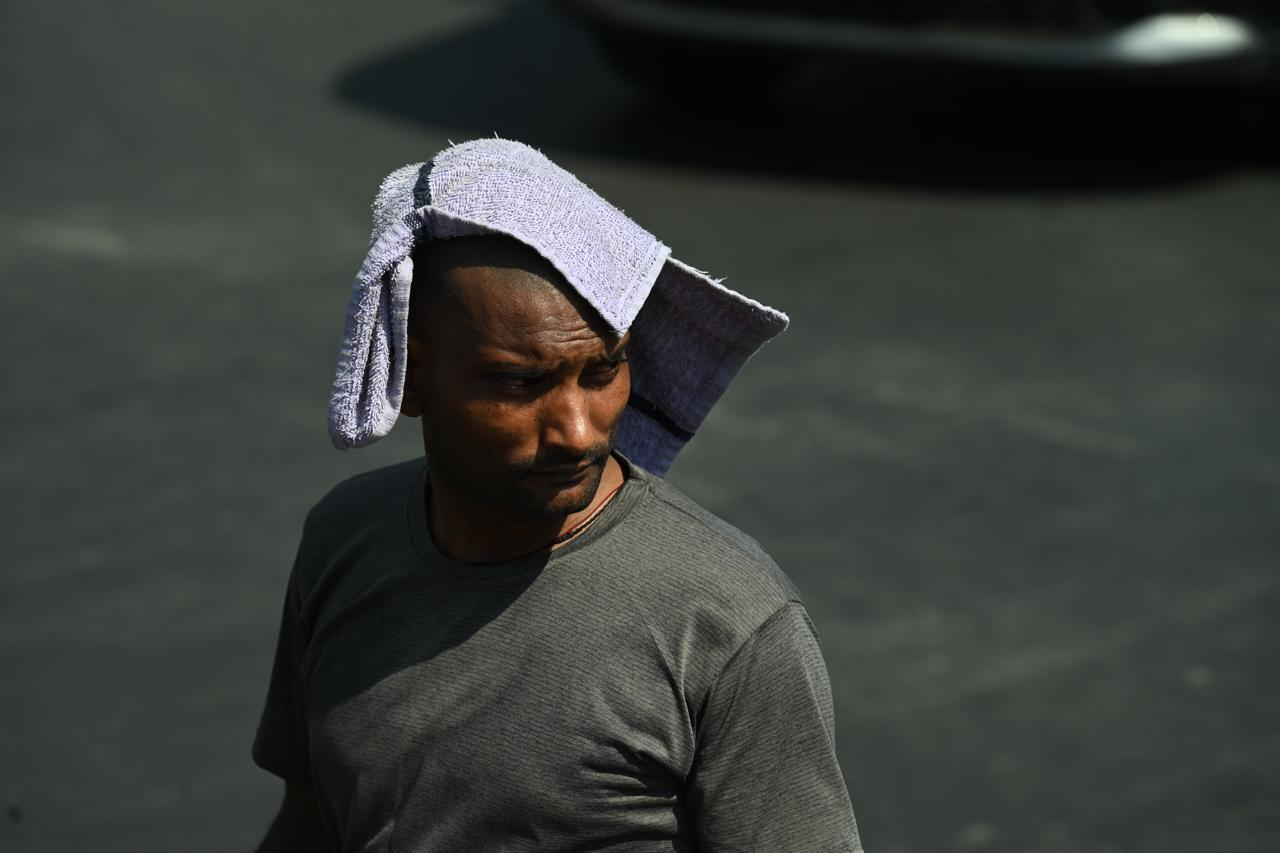 शहर में तापमान 33°C तक पहुंचने की संभावना है, जिससे अगले कुछ दिन और भी अधिक गर्म हो सकते हैं.