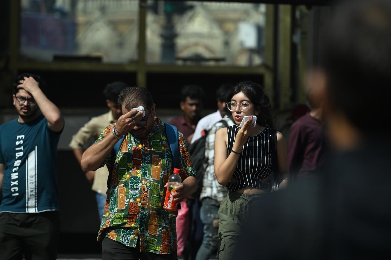 दोपहर के समय जब सूरज अपनी पूरी ताकत के साथ चमकता है, तब लोग खुद को बचाने के लिए तरह-तरह के उपाय करते हुए नजर आते हैं.&nbsp;