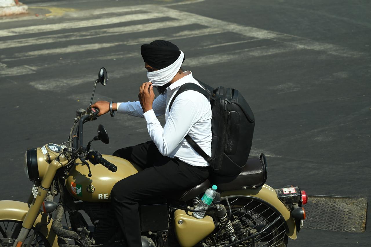 साथ ही, सड़कों पर चलते समय छांव की तलाश करें और खुद को सुरक्षित रखें. इस तेज गर्मी के बीच यह उपाय किसी राहत से कम नहीं हैं.