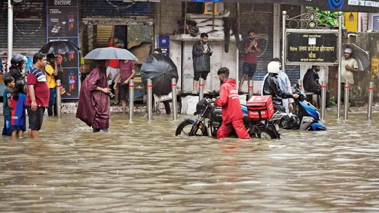 Iमुंबई की सड़कें हुई जलमग्न, 107 साल बाद सबसे ज़्यादा बारिश, जारी किया रेड अलर्ट