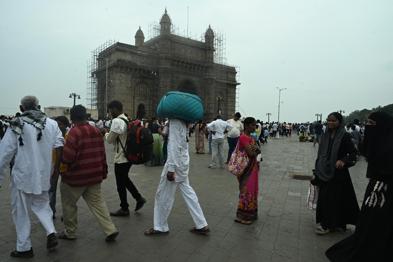 मरीन ड्राइव की चकाचौंध करती लाइटें और ठंडी समुद्री हवा ने लोगों को खासा आकर्षित किया, वहीं गेटवे ऑफ इंडिया के सामने की भीड़ ने शहर के इस ऐतिहासिक स्थल को जीवंत बना दिया. इस मौसम में घूमने के लिए मुंबई की यह जगहें पर्यटकों और स्थानीय लोगों दोनों के लिए पसंदीदा बन गई हैं. साथ ही, इस मौसम का आनंद लेने के लिए कई परिवार और दोस्त भी बाहर निकले हुए हैं.