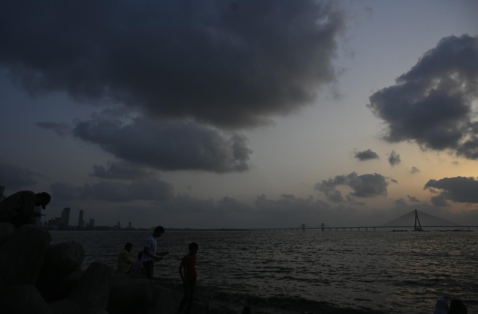 और दिनभर की उमस के बाद जैसे ही शाम हुई, आसमान में बादल उमड़ते-घुमड़ते नजर आए. नज़ारा ऐसा था मानो शहर पर कोई फ़िल्मी सीन उतर आया हो. 