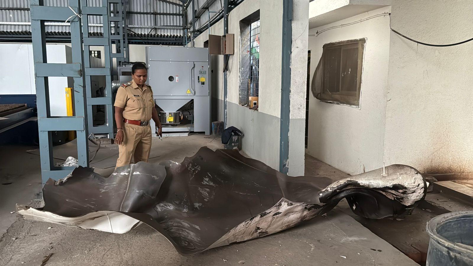 इसके बाद से लोगों में दहशत फैल गई और वे जोरदार धमाके और उसके बाद आने वाले झटकों से भयभीत हो गए.