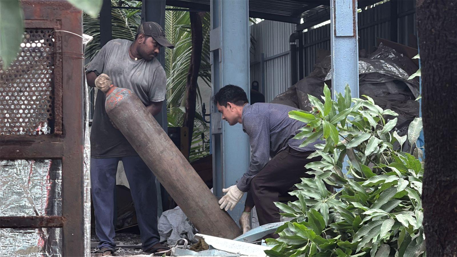 पुलिस द्वारा चल रही जांच के बाद ही घटना के वास्तविक कारणों और दोषियों का पता चलेगा. इस घटना से स्थानीय लोगों में सुरक्षा को लेकर एक बार फिर चिंता जताई गई है.