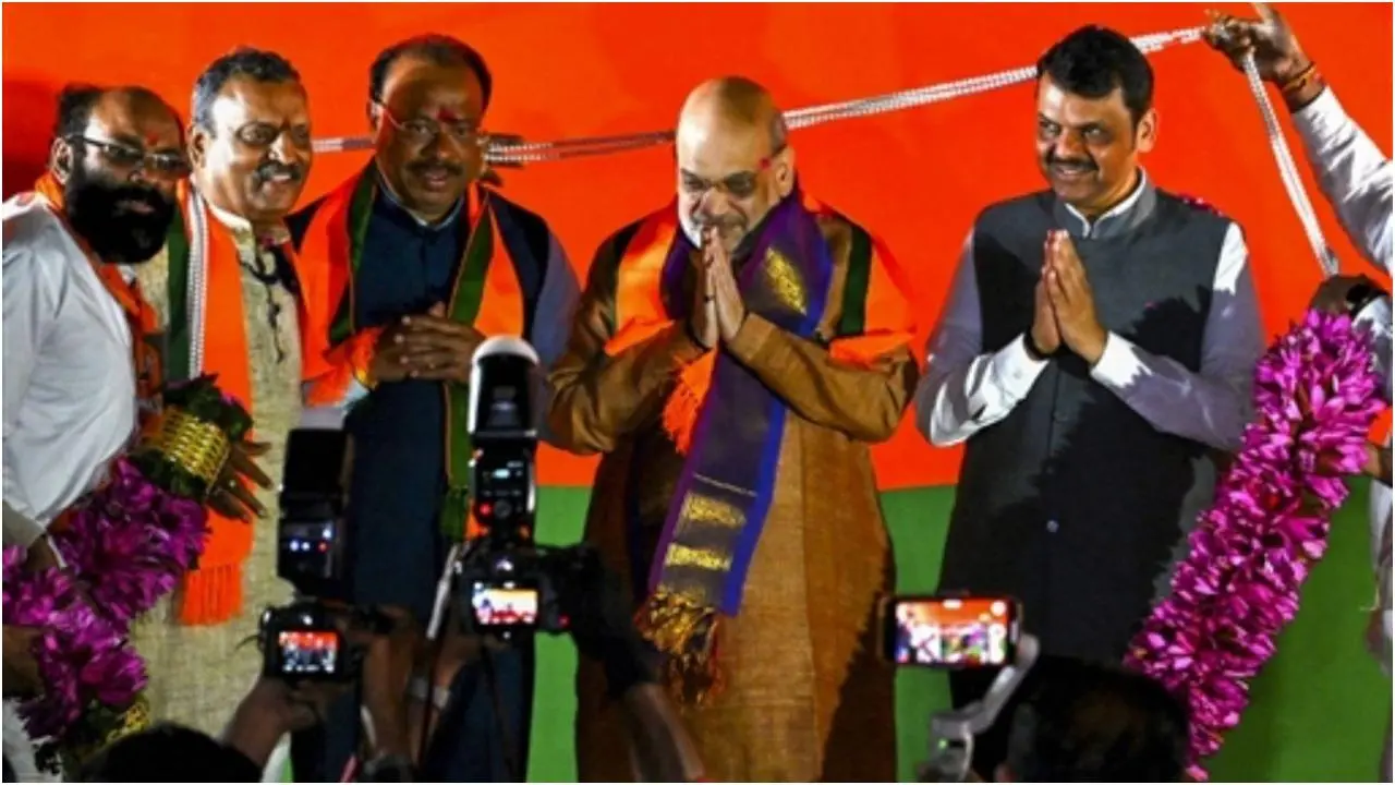 अमित शाह का फडणवीस समेत भारतीय जनता पार्टी (भाजपा) के वरिष्ठ नेताओं ने गर्मजोशी से स्वागत किया. फोटो/फाइल