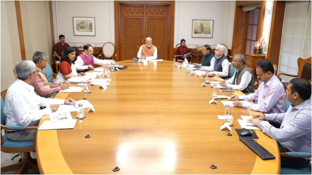 सुरक्षा पर सीसीएस बैठक के दौरान प्रधानमंत्री मोदी. तस्वीर साभार/पीटीआई